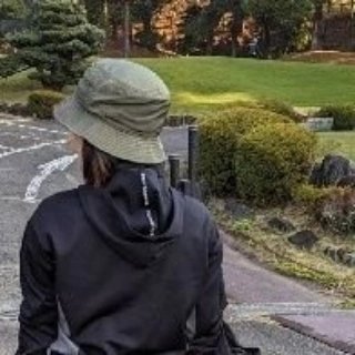 帽子をかぶったフルサワアスカの後ろ姿