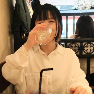 カフェで飲み物を飲むフルサワアスカ